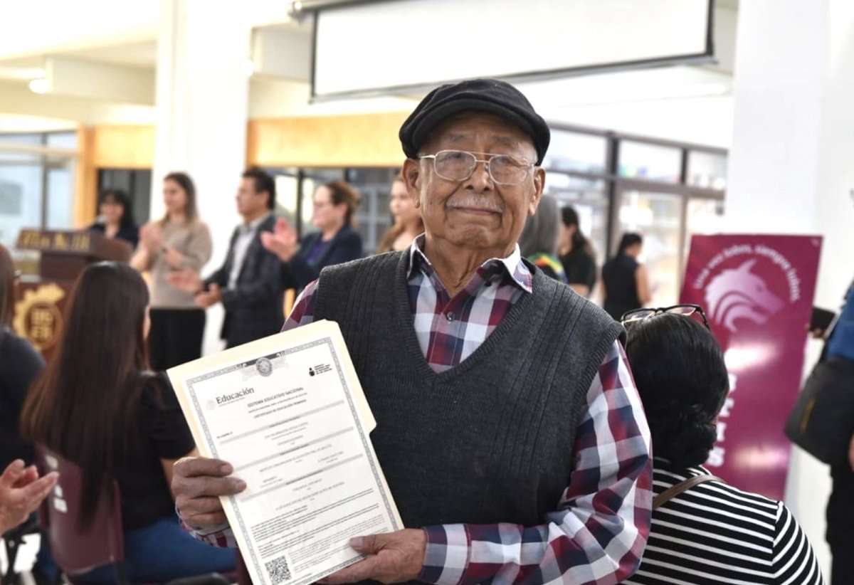 A los 94 años de edad concluye su educación Primaria en el Ichea
