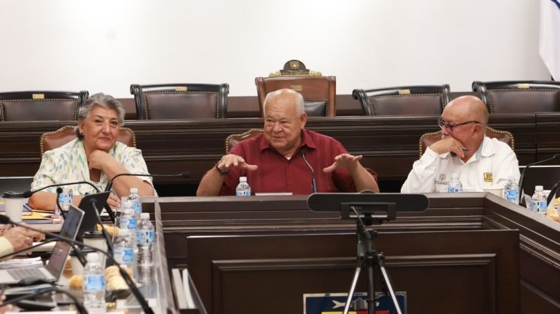 Gobernador Castro Cosío supervisa avances en caminos de Baja California Sur