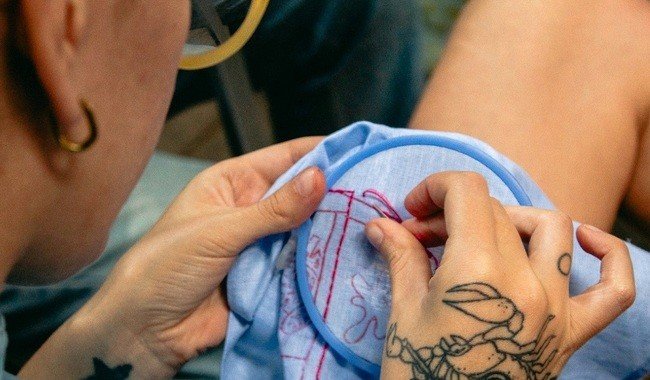 Museo Nacional de San Carlos ofrece taller gratuito de bordado sobre el duelo 'Memorabilia. Bordamos para no olvidar'