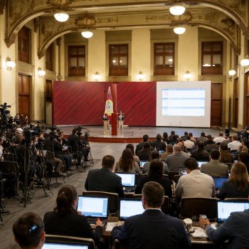 Sheinbaum encabeza conferencia matutina desde Palacio Nacional