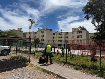 Villa de Pozos mejora imagen urbana con limpieza en Plaza Cóndor de Rancho Viejo