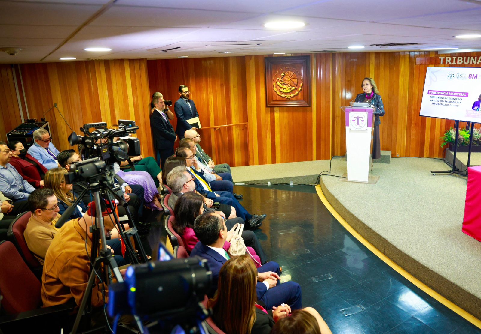 Imparte Yasm&iacute;n Esquivel conferencia sobre perspectiva de g&eacute;nero en tribunal capitalino