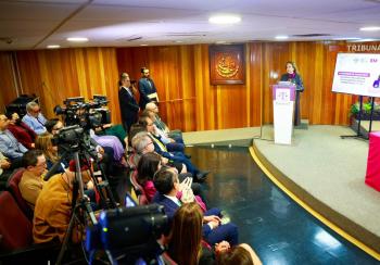 Imparte Yasmín Esquivel conferencia sobre perspectiva de género en tribunal capitalino 