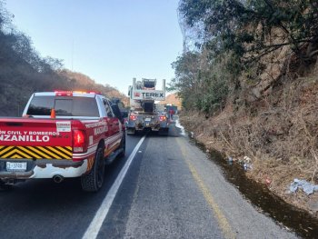 Desprendimiento de contenedor obstruye carril en autopista Manzanillo-Colima