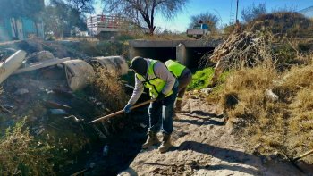 Villa de Pozos realiza limpieza preventiva en dren Revolución para prevenir riesgos en temporada de lluvias