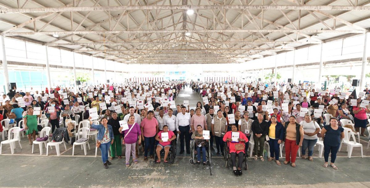 Gobierno de Tabasco entrega tabletas del programa 'Inclusi&oacute;n Digital' a estudiantes de Jonuta y Macuspana