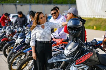 Gobernadora de Quintana Roo entrega motocicletas recuperadas y pide denuncias inmediatas