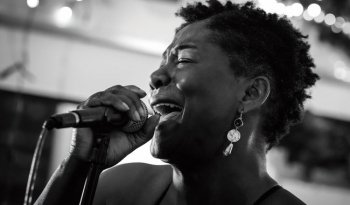 Sylvie Henry presenta 'Konbit Voodoo Jazz: África en nuestra mente' en el Cenart