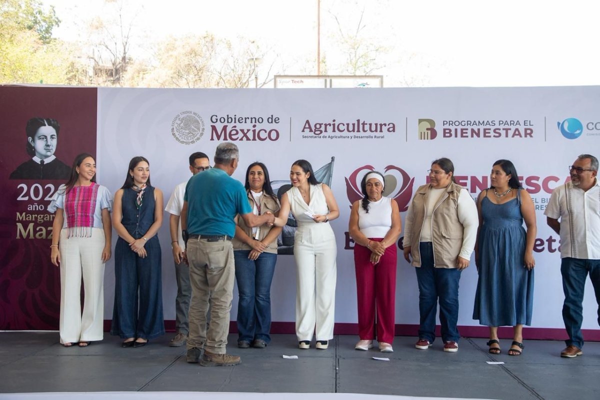 Gobernadora de Colima acompaña entrega de tarjetas Bienpesca en Manzanillo