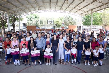 Entregan Mi ColiBeca para Empezar a 107 niñas y niños de preescolar en Coquimatlán