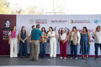 Gobernadora de Colima acompaña entrega de tarjetas Bienpesca en Manzanillo