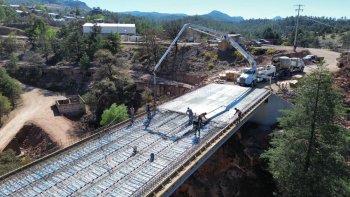 Gobierno avanza en construcción de puente vehicular sobre arroyo Cuiteco en Bahuichivo, Urique