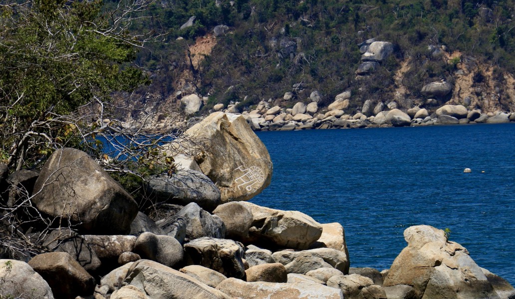 Petrograbados de Puerto Marqués, arte rupestre frente al mar en Acapulco