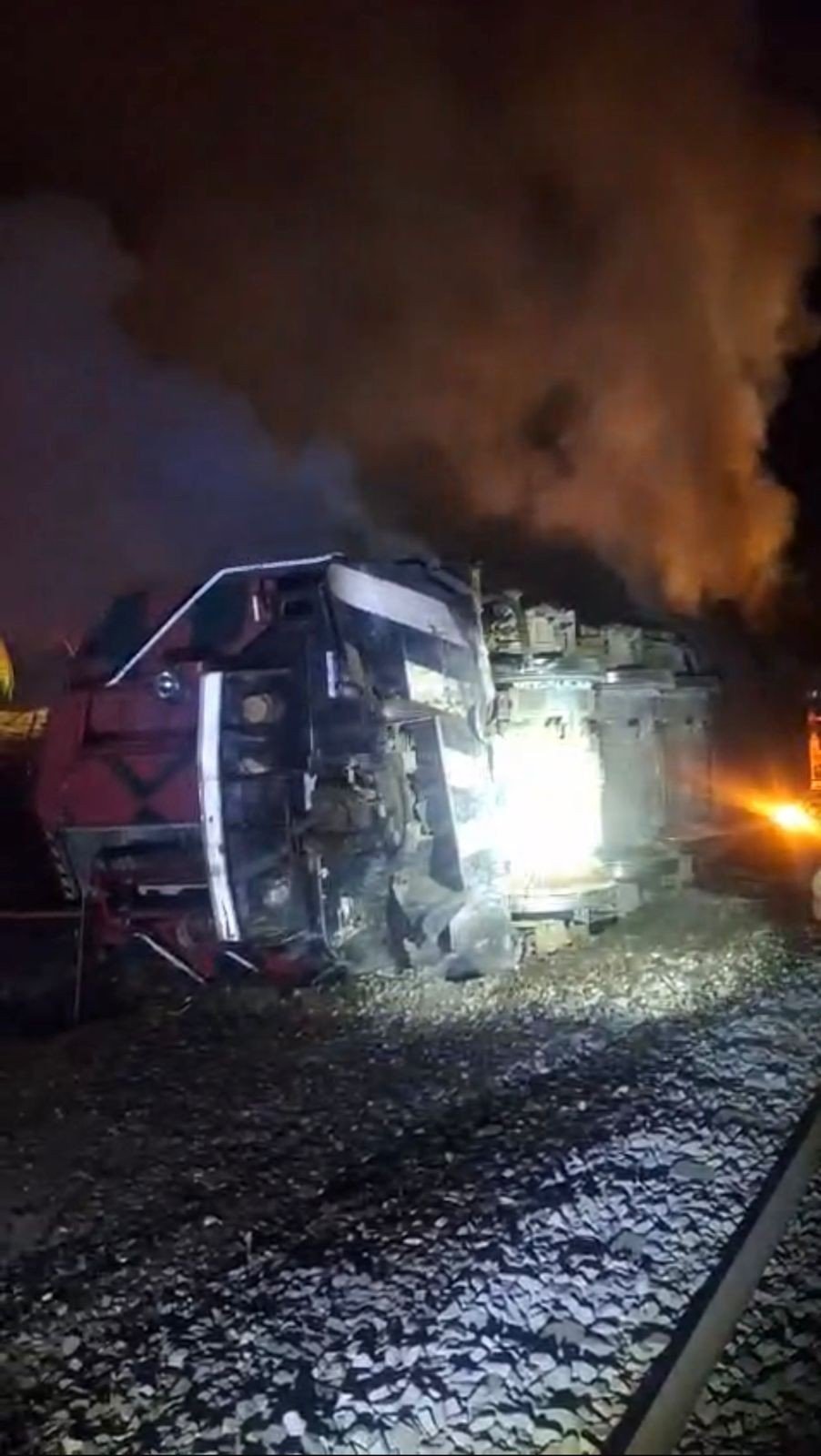 Descarrilamiento de tren con pellet en Armer&iacute;a provoca incendio; tres tripulantes lesionados