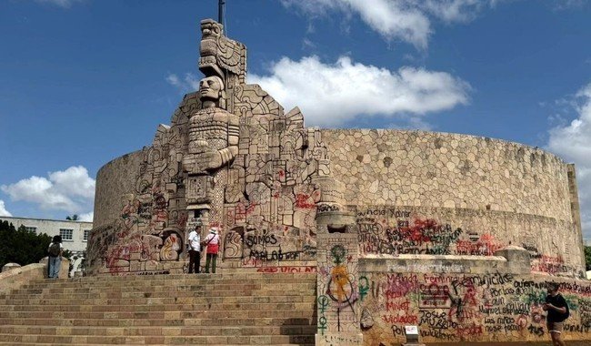 INAH Yucat&aacute;n eval&uacute;a da&ntilde;os en monumentos del Paseo de Montejo tras movilizaciones y planea acciones de restauraci&oacute;n