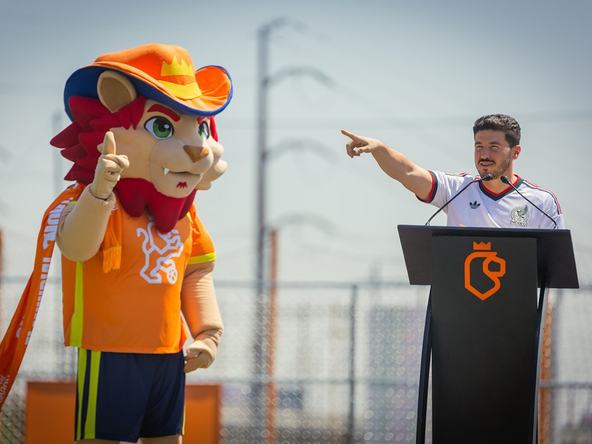 Presentan a 'Leo', mascota oficial de Nuevo León para el Mundial 2026, en la entrega de canchas 501, 502 y 503