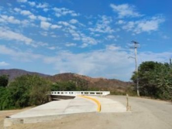 Rehabilitan acceso a puente San José Mogollón en Coyuca de Benítez para mejorar conectividad en la Costa Grande