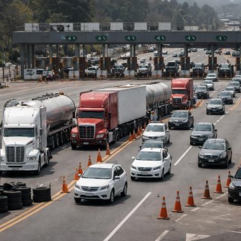 Transportistas toman caseta México-Toluca y dan paso libre a automovilistas: minuto a minuto