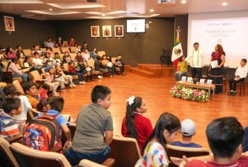 Gobernador Salomón Jara fomenta la lectura con estudiantes oaxaqueños