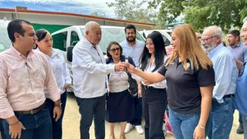 Gobernador de BCS se reúne con comunidades de Los Cabos para atender necesidades en salud y entrega unidades de transporte