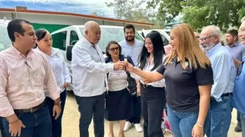 Gobernador de BCS se reúne con comunidades de Los Cabos para atender necesidades en salud y entrega unidades de transporte
