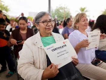 Graduación de emprendedores en cursos de inglés impulsados por SPELT y la Secretaría de Igualdad e Inclusión para el Mundial 2026