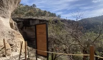 Renuevan cedulario informativo en la Zona Arqueológica Cuarenta Casas, Chihuahua
