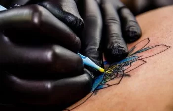 Salud de Guanajuato supervisa más de 200 establecimientos de tatuajes y perforaciones para garantizar seguridad