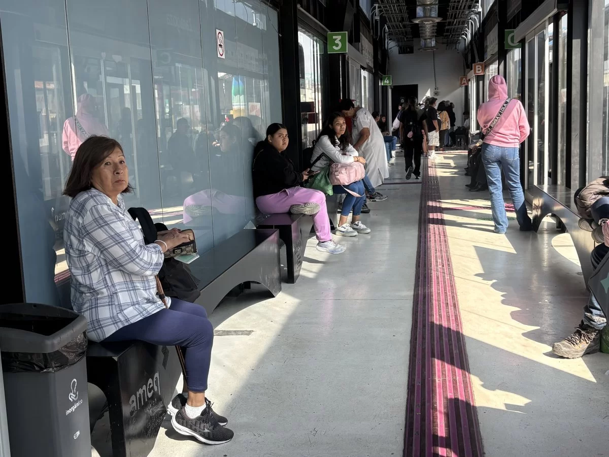 AMEQ instala 119 bancas en estaciones de Paseo 5 de Febrero para mejorar la experiencia del Qrobus