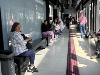 AMEQ instala 119 bancas en estaciones de Paseo 5 de Febrero para mejorar la experiencia del Qrobus