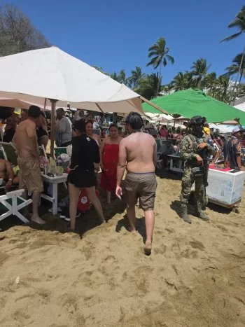 Protección Civil de Colima rescata a tres personas en incidentes acuáticos en playas del estado