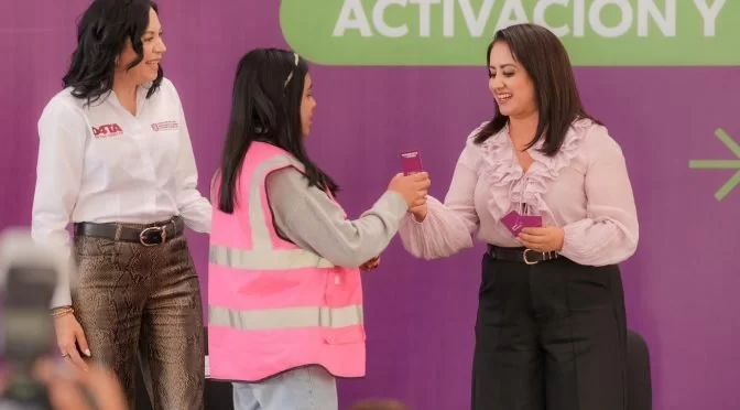 Entregan m&aacute;s de 600 tarjetas prepago de transporte a estudiantes en Uruapan como incentivo educativo