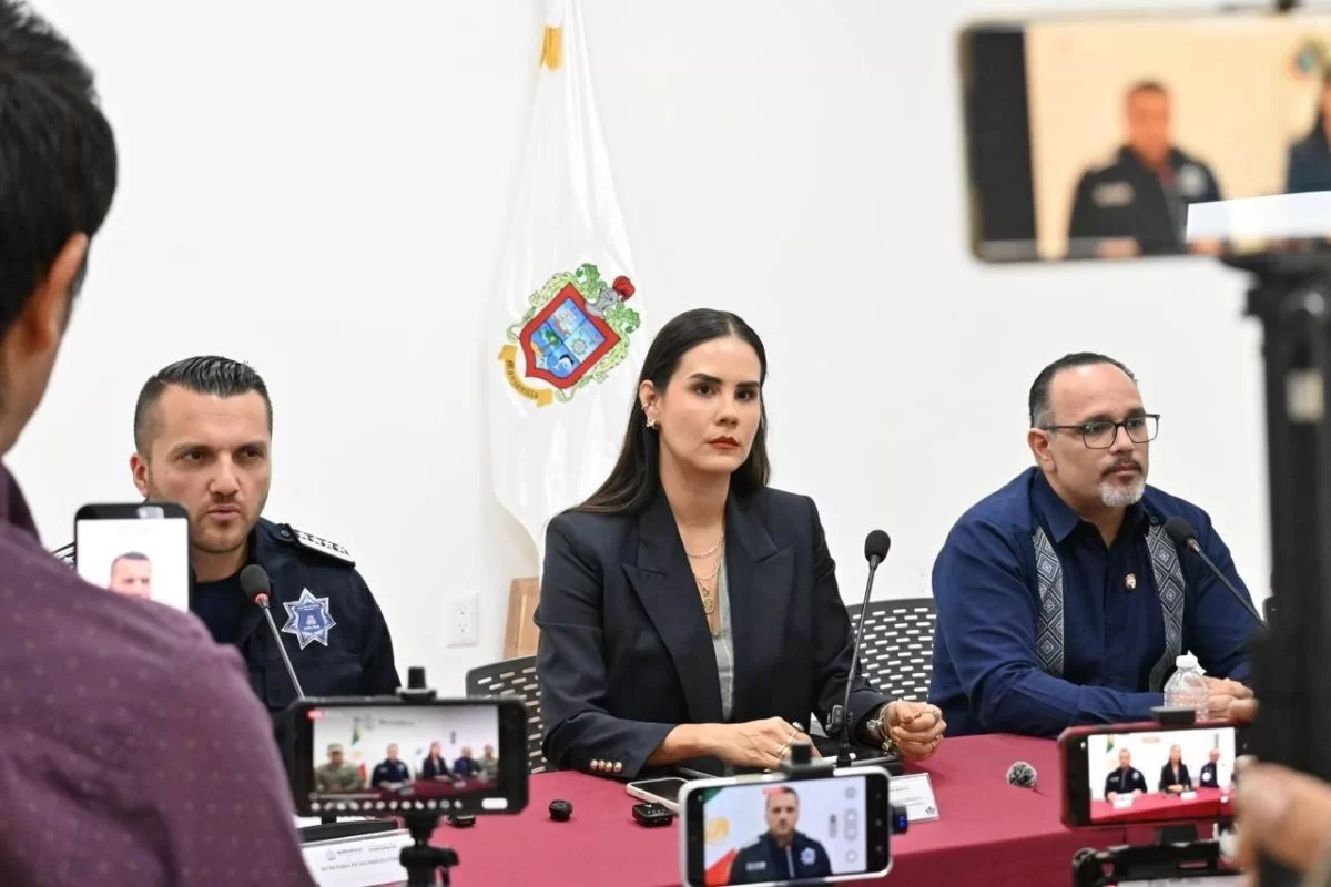 Detienen a ocho polic&iacute;as municipales de Manzanillo por presuntos v&iacute;nculos con el CJNG