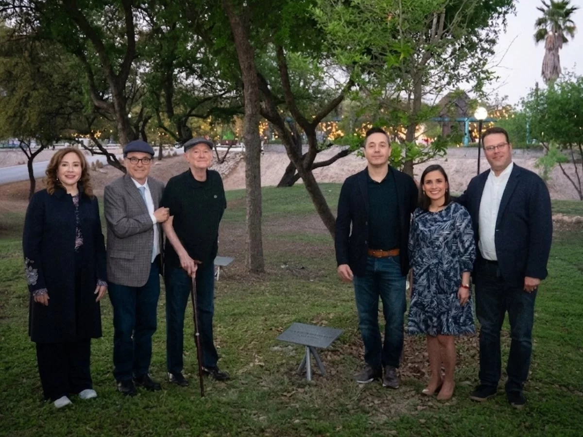 Rinden homenaje al poeta Francisco Hern&aacute;ndez con &Aacute;rbol de la Poes&iacute;a en Parque Fundidora