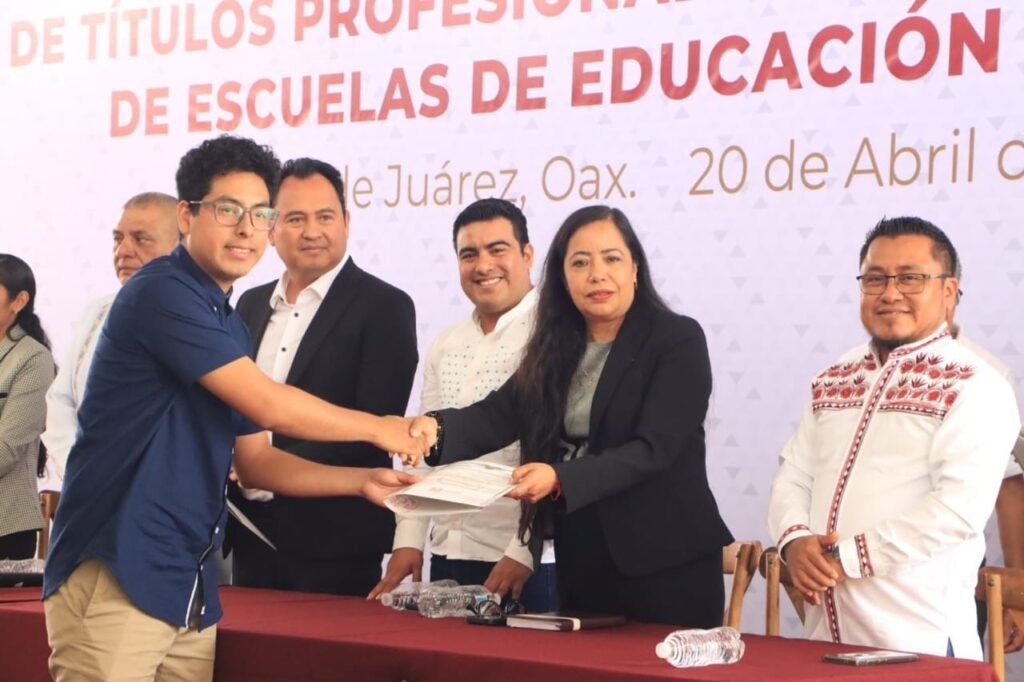 IEEPO entrega más de mil títulos a docentes y suma 6,446 en la administración de Salomón Jara