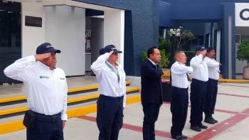 CECAFIS reconoce a personal destacado en ceremonia de Honores a la Bandera