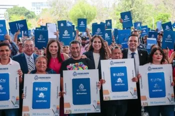 Gobierno de Guanajuato entrega 300 escrituras en León y promueve acciones ambientales