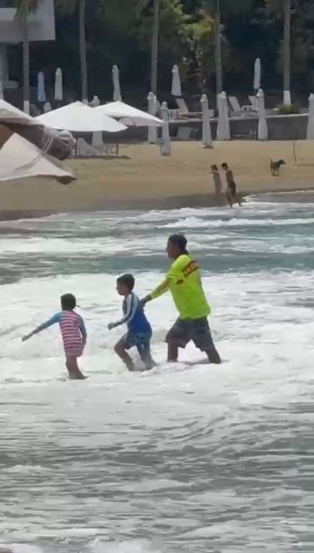 Protección Civil de Colima rescata a menor arrastrado por marea en playa La Audiencia