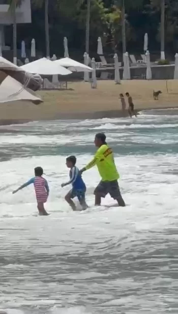 Protección Civil de Colima rescata a menor arrastrado por marea en playa La Audiencia