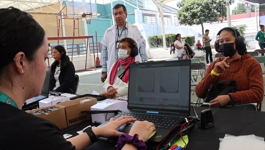 Puebla entrega más de 2 mil audífonos de alta tecnología en 96 municipios