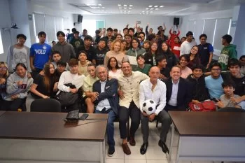 Chelis imparte charla en BUAP sobre salud mental y liderazgo para jóvenes deportistas