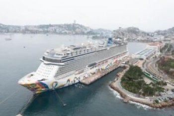 Crucero Norwegian Encore arriba a Acapulco con más de 3,600 pasajeros