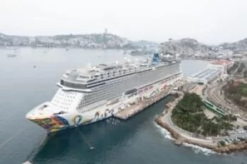 Crucero Norwegian Encore arriba a Acapulco con más de 3,600 pasajeros