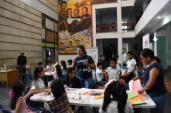 Fomentan la lectura en Guerrero con taller de minilibros artesanales
