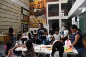 Fomentan la lectura en Guerrero con taller de minilibros artesanales