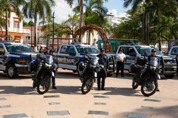 Mara Lezama entrega 21 vehículos especializados para seguridad de Cozumel