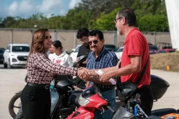 Mara Lezama reintegra 24 vehículos recuperados a sus dueños en Quintana Roo