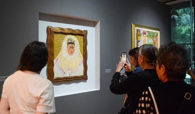 Libro ‘El listón y la bomba’ propone una nueva lectura crítica de la obra de Frida Kahlo