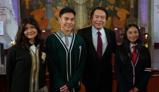 SEP convoca a mejorar la educación secundaria en su centenario; destacan becas y salud mental