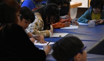 MUNAL invita a infancias a descubrir el arte con los ojos cerrados en el Día de las Infancias